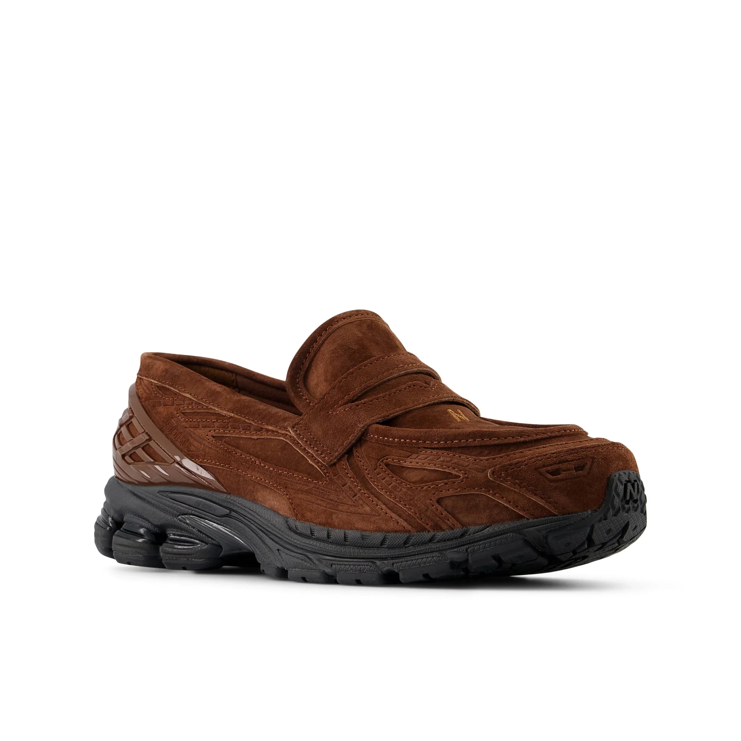 נעל מוקסין חום זמש לגבר עם סוליה עבה שחורה על רקע לבן