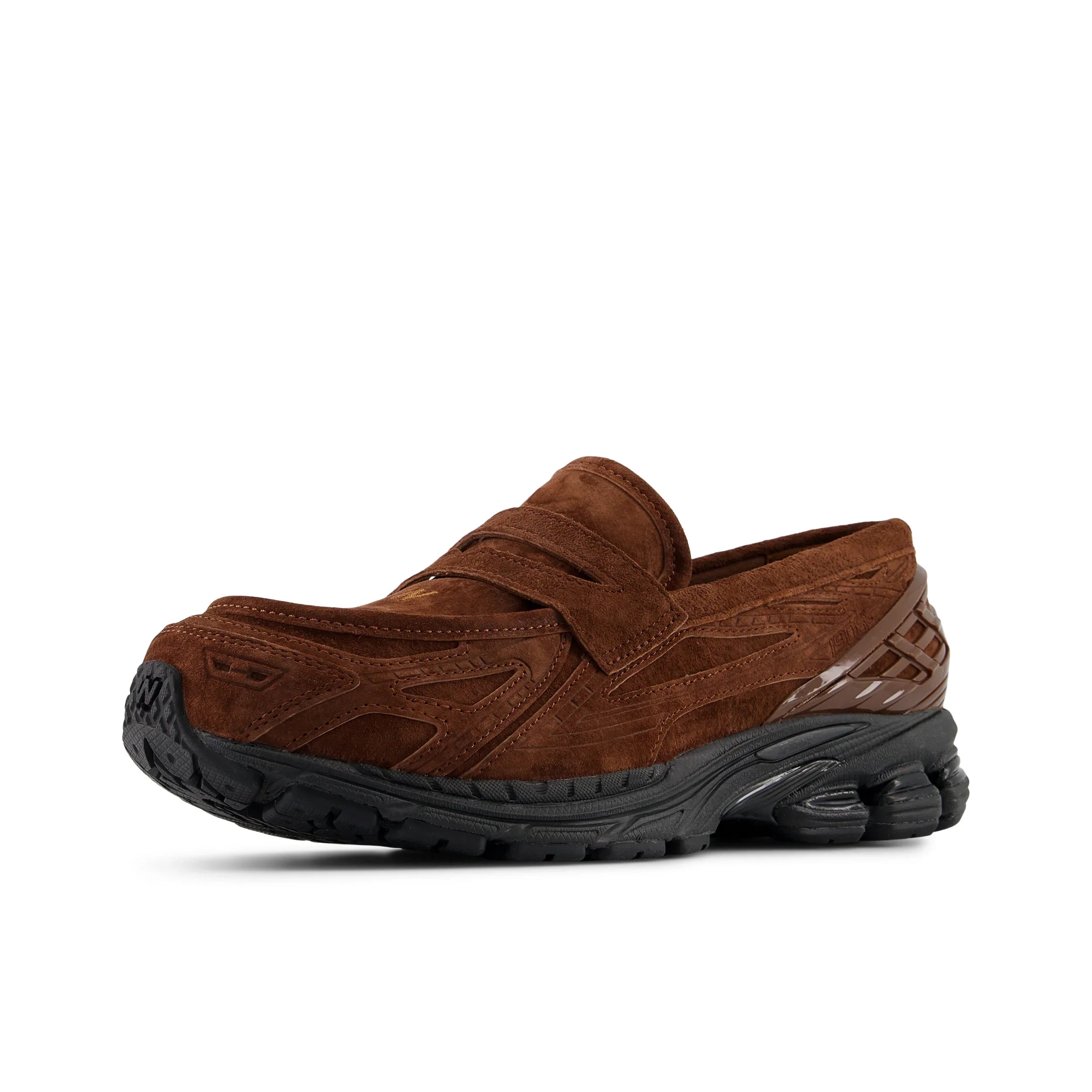 נעל מוקסין בז' מזמש חום עם סוליה שחורה עבה, עיצוב אלגנטי לגברים