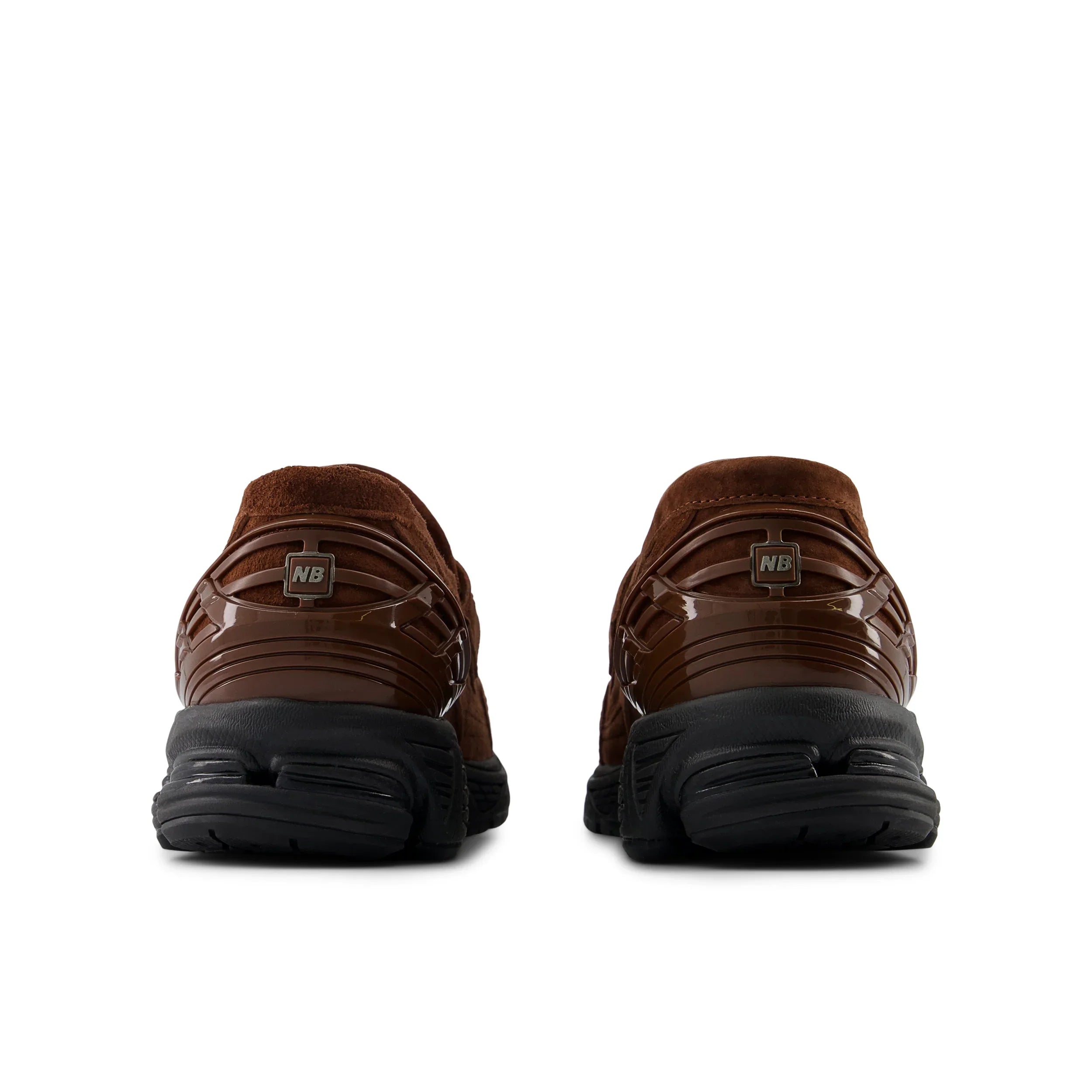 נעלי ספורט חומות עם סוליה שחורה, נראות מאחור, לוגו NB בגב הנעל