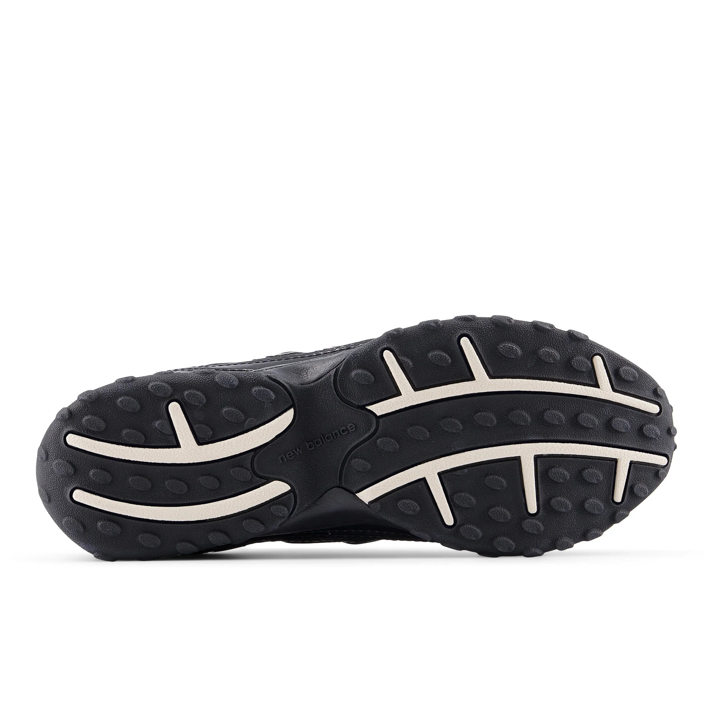 סוליה של נעל New Balance שחורה עם דפוס ייחודי, מוצר ייבוא רשמי קבוצת אלפא, CHOZEN