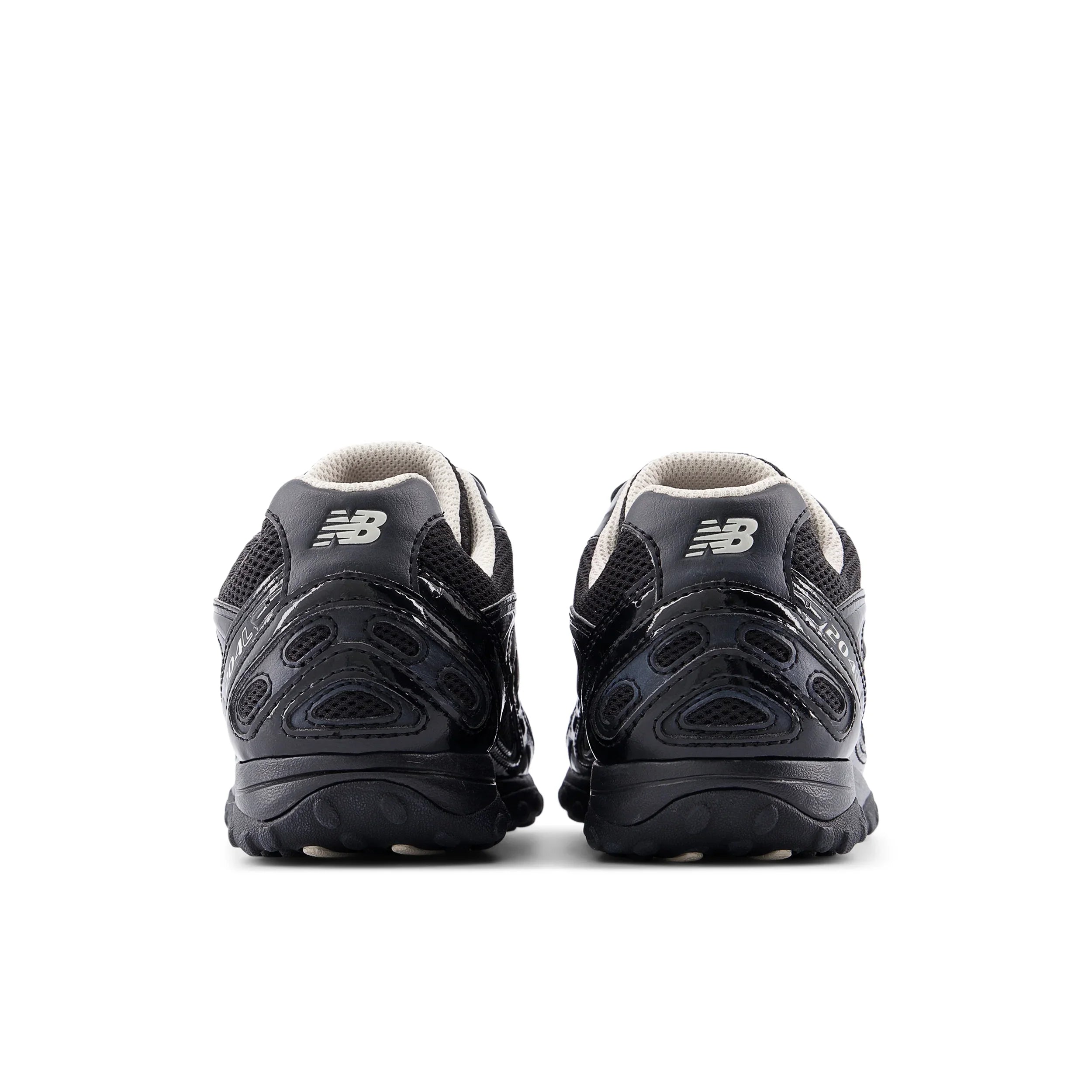 נעלי New Balance שחורות מבט מאחור, עיצוב ספורטיבי לגברים, באתר CHOZEN