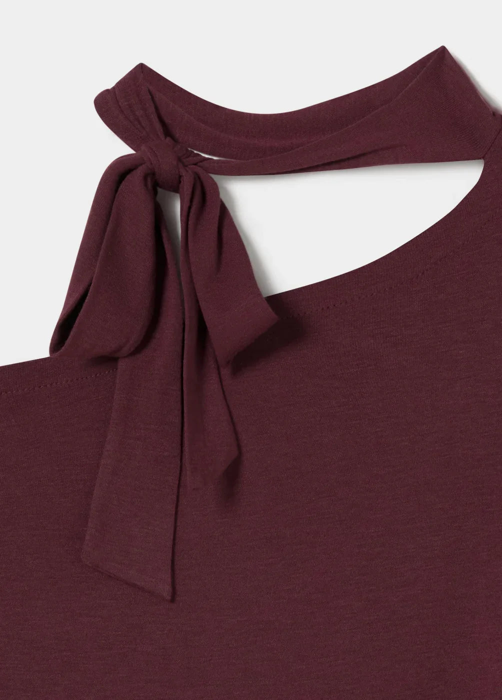חולצה בורדו עם קשירת פפיון בצוואר מבית המותגים של CHOZEN