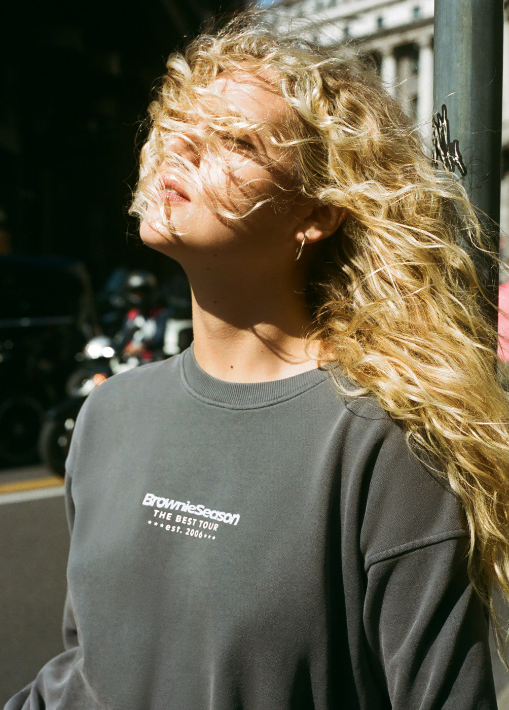 בראוני סווטשירט לנשים - CHOZEN