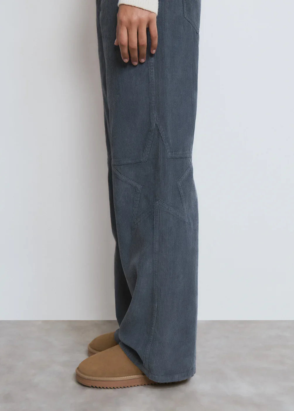 מכנסי קורדרוי כחולים עם תפר בצורת כוכב, נעליים חומות, אופנה CHOZEN