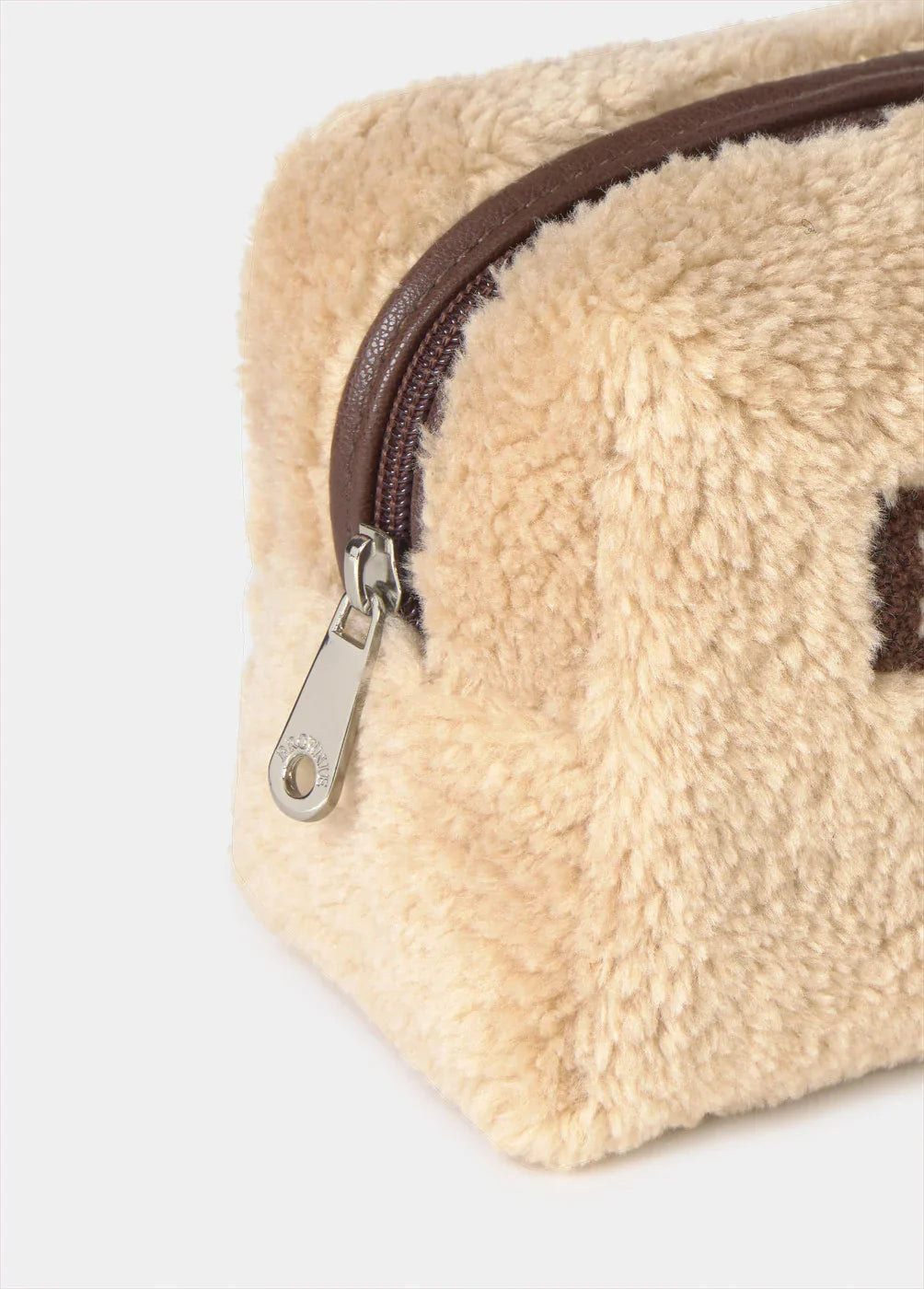 תיק קוסמטיקה פרוותי בז׳ עם רוכסן חום, מוצר אופנה מבית CHOZEN