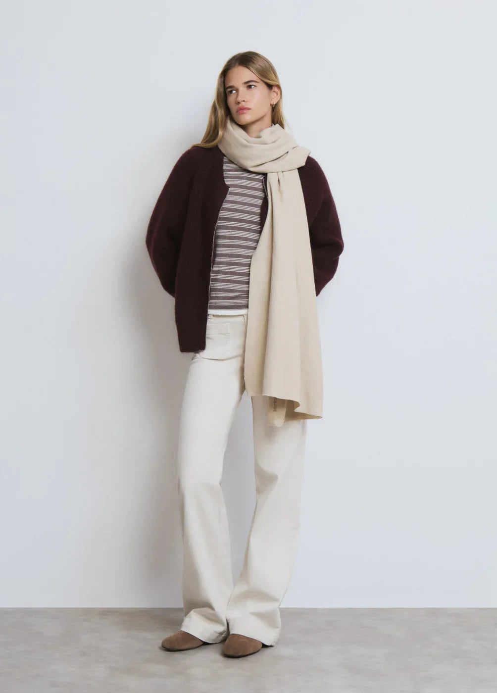 אופנת נשים CHOZEN: דוגמנית עם סוודר בורדו, צעיף בז', מכנס בהיר ונעליים שטוחות