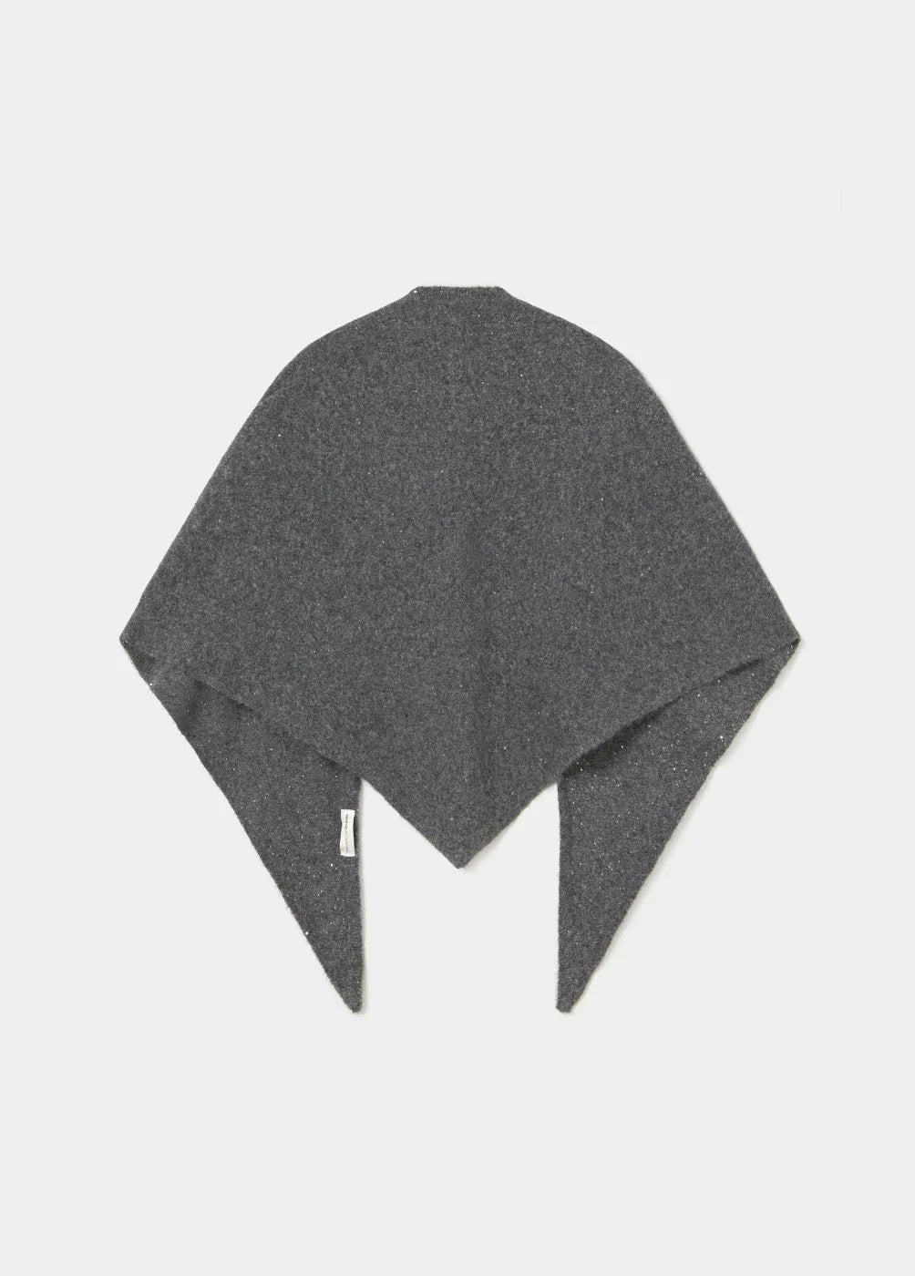 צעיף משולש אפור כהה של מותג אופנה יוקרתי, מוצג על רקע לבן, CHOZEN מותגים מובילים