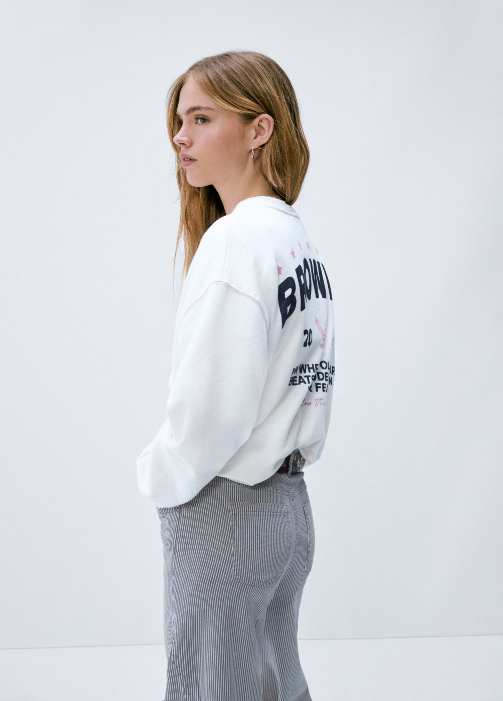 בראוני סווטשירט לנשים - CHOZEN