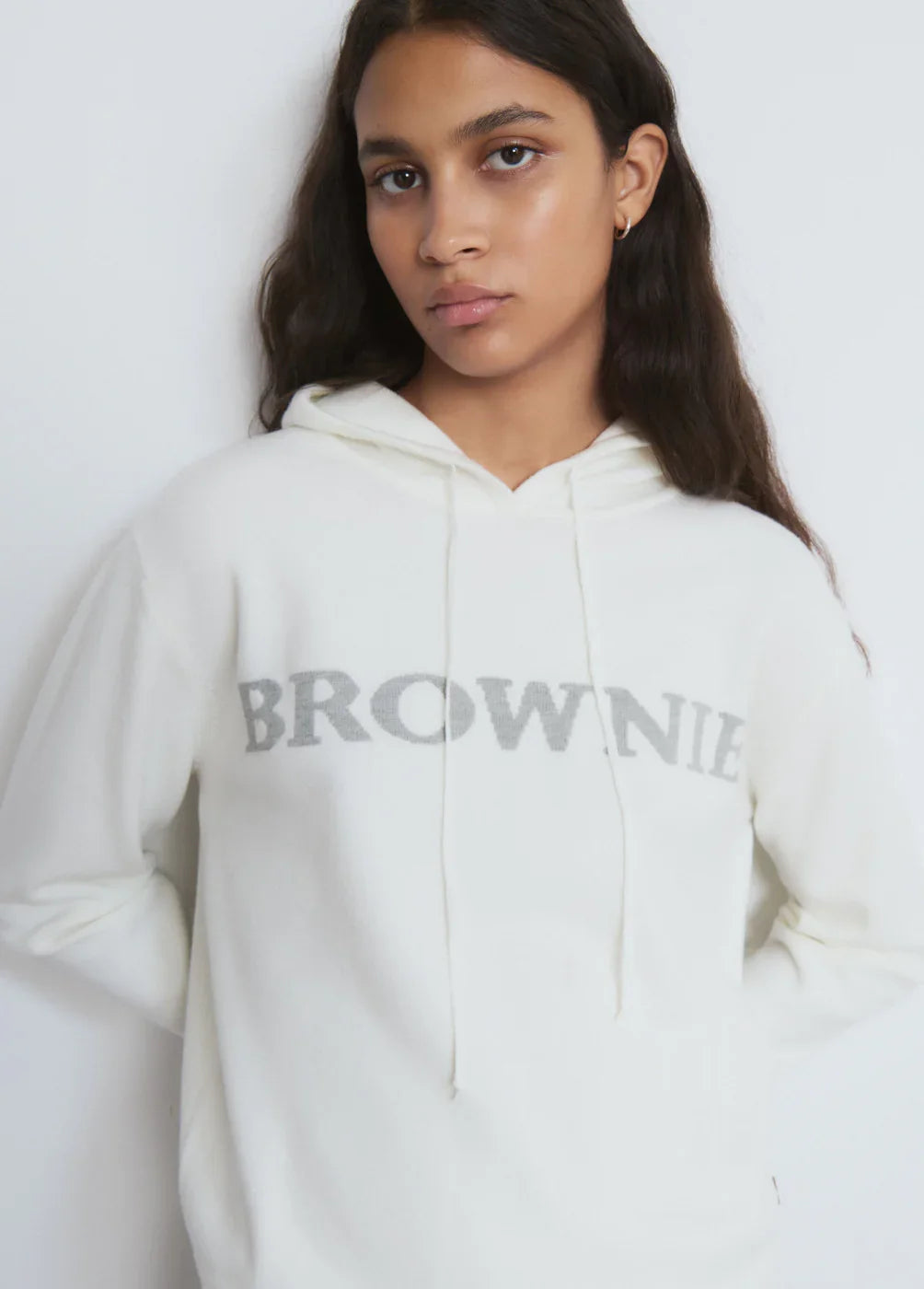 דוגמנית לובשת קפוצ'ון לבן עם כיתוב BROWNIE, מותג אופנה באתר CHOZEN