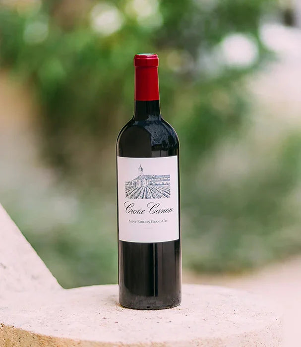 בקבוק יין אדום קרואה קאנון של Chateau Canon על רקע ירוק, מבית CHOZEN מותגים מובילים