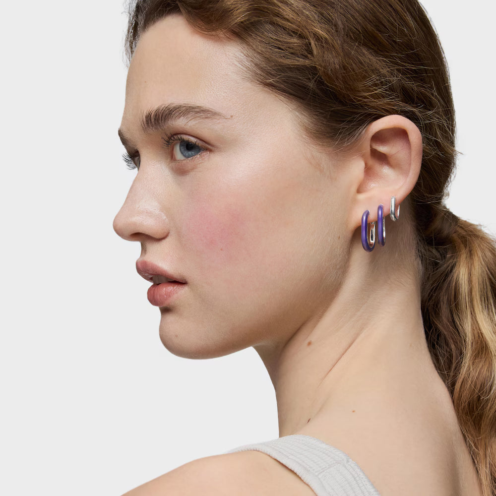 אישה עם עגילי חישוק סגולים וכסופים, צילום תקריב, מבט מהצד, אופנה וסטייל CHOZEN