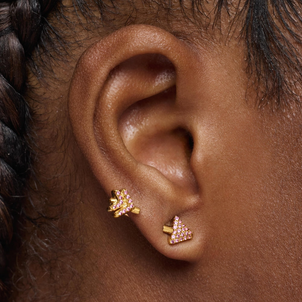 עגילים מכסף ועליו זהב 18 קראט Flechazo עם אבני רודולייט — תמונה 6 מתוך 6 - CHOZEN